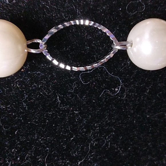 Fashion silver-tone & faux pearl necklace - Picture 2 of 7
